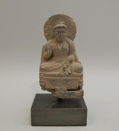 Bodhisattva assis sur un trône, tenant le...