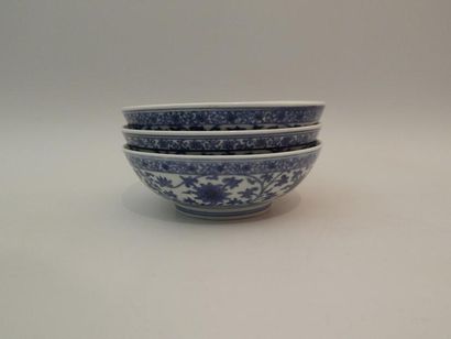 Trois bols en porcelaine “bleu blanc” à décor...