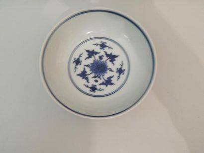 Trois bols en porcelaine “bleu blanc” à décor...
