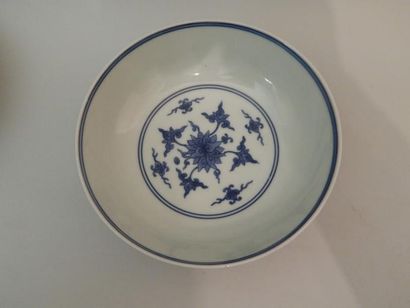 Trois bols en porcelaine “bleu blanc” à décor...