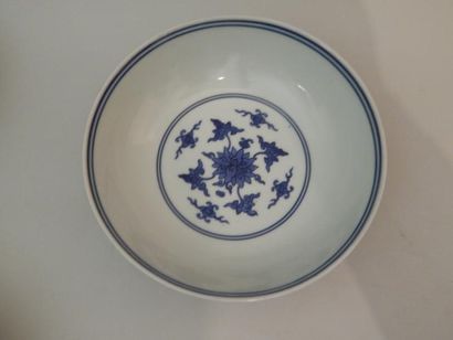 Trois bols en porcelaine “bleu blanc” à décor...