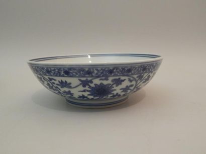 Trois bols en porcelaine “bleu blanc” à décor...