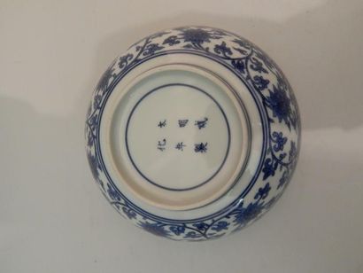 Trois bols en porcelaine “bleu blanc” à décor...