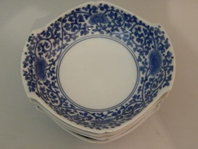Six coupelles hexagonales en porcelaine “bleu...