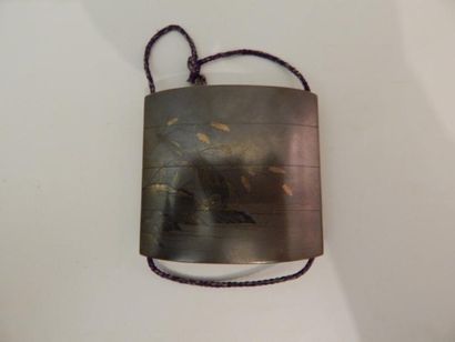 Inro à trois cases en laque d’argent, décoré...