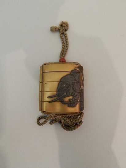 Inro à quatre cases en laque d’or avec inclusions...