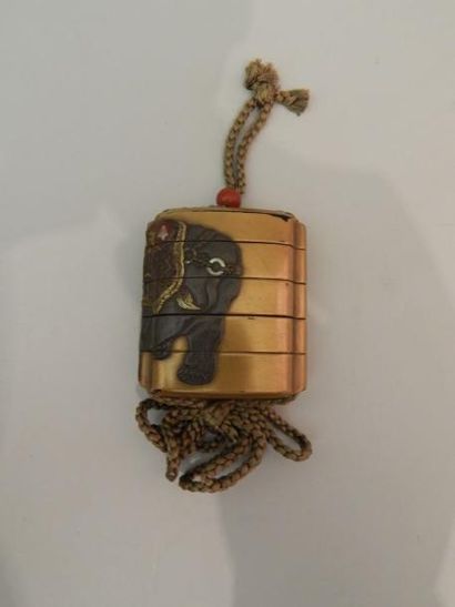 Inro à quatre cases en laque d’or avec inclusions...