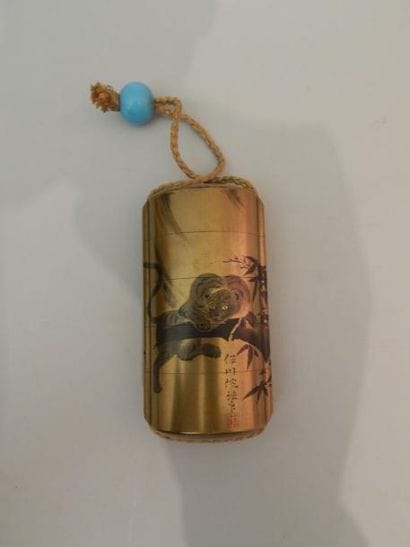 Inro à quatre cases en laque fundame d’or,...