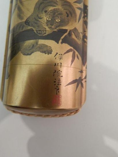Inro à quatre cases en laque fundame d’or,...