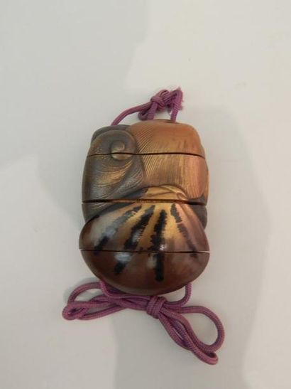 Inro à trois cases en laque polychrome, en...