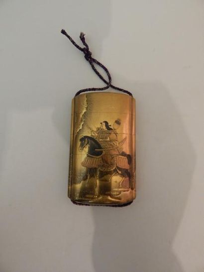 Inro à quatre cases en laque fundame d’or,...
