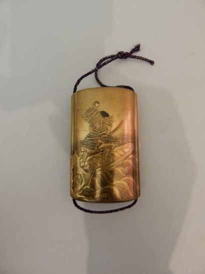 Inro à quatre cases en laque fundame d’or,...