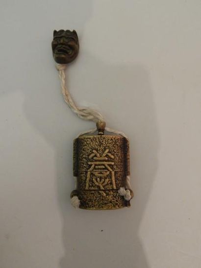 Inro à trois cases en métal, laqué à l’intérieur,...
