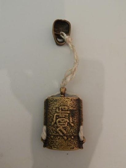 Inro à trois cases en métal, laqué à l’intérieur,...