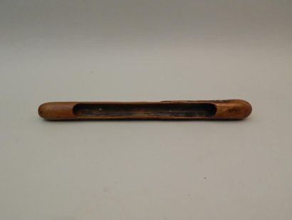 Etui à pipette (kizeru) en bois sculpté d’un...