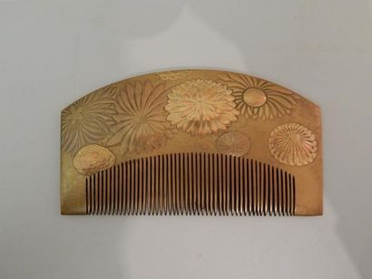 Peigne « Kushi », en laque d’or décoré de...