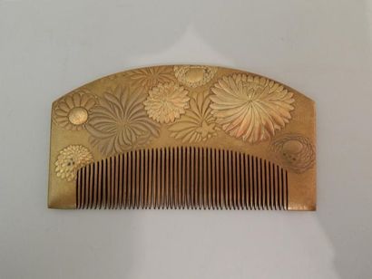 Peigne « Kushi », en laque d’or décoré de...