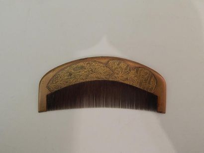 Peigne « Kushi », en laque d’or décoré de...