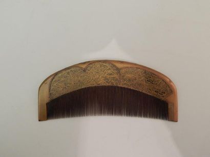 Peigne « Kushi », en laque d’or décoré de...