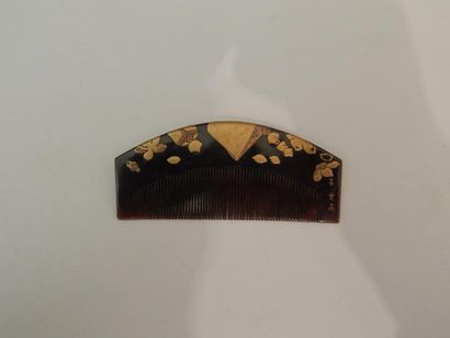 Peigne « Kushi » en écaille décoré en laque...