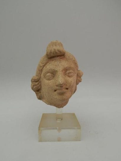 Tête de femme en stuc. H : 11.5 cm. GANDHARA...