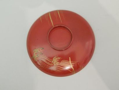 Coupelle de mariage en laque rouge, décorée...