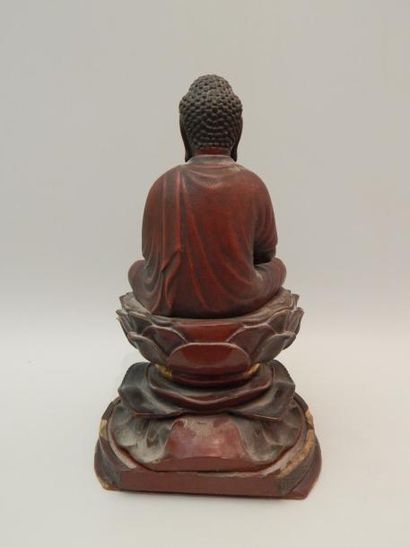 Bouddha assis en position d’offrande en bois...