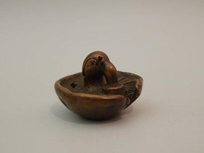 Netsuke en bois en forme d’araignée sur un...
