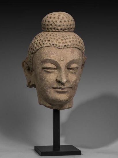 Tête de Bouddha à l’urna. En terre cuite....