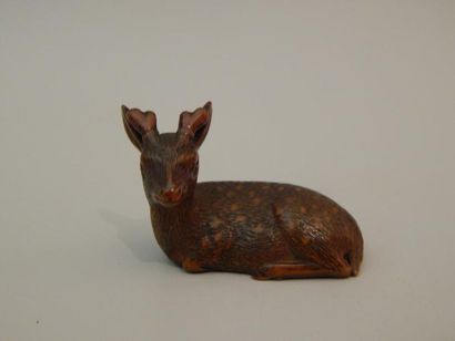 Netsuke en bois en forme de cerf couché....