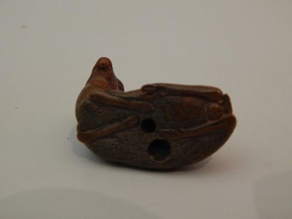 Netsuke en bois en forme de cerf couché....