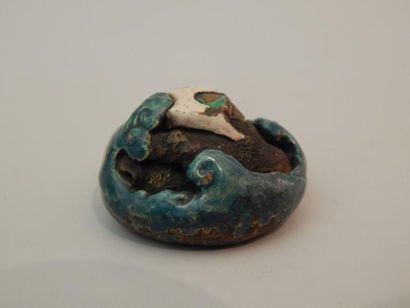 Netsuke en porcelaine polychrome. Rocher...