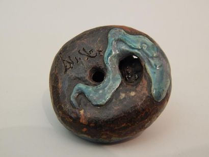Netsuke en porcelaine polychrome. Rocher...