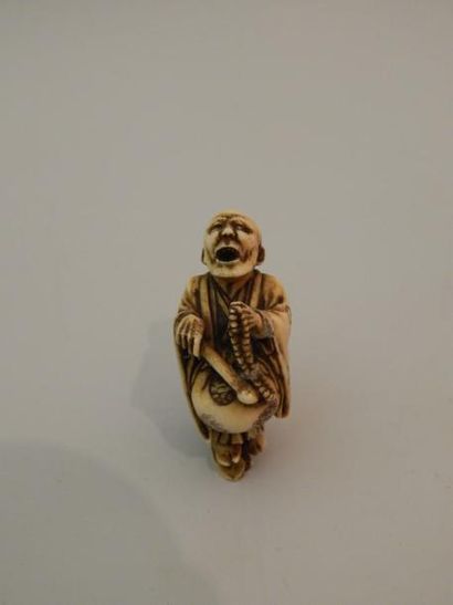 Netsuke en ivoire. Moine debout avec un rosaire...