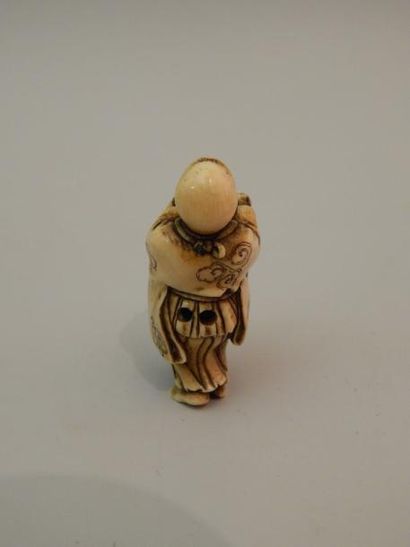 Netsuke en ivoire. Moine debout avec un rosaire...