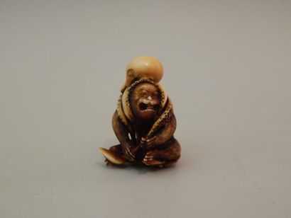 Netsuke en ivoire. Singe assis sur un crabe,...