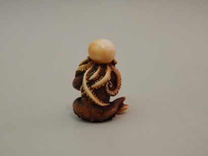 Netsuke en ivoire. Singe assis sur un crabe,...