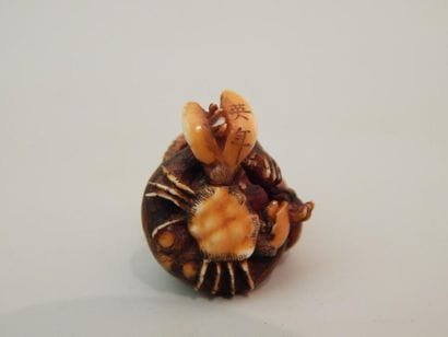 Netsuke en ivoire. Singe assis sur un crabe,...
