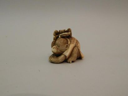Netsuke en ivoire. Singe assis un crabe sur...
