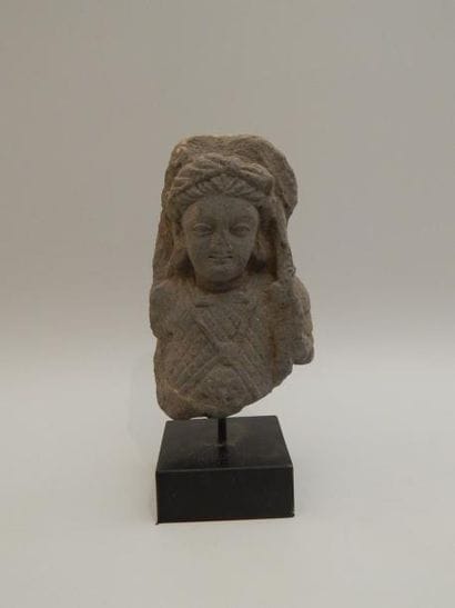 Buste de soldat en schiste. H : 15 cm. GANDHARA...