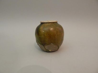 Pot à poudre de thé, en grés émaillé vert...
