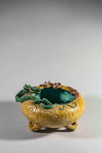 Grand brûle-parfum décoré d’un dragon et...