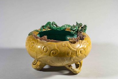Grand brûle-parfum décoré d’un dragon et...