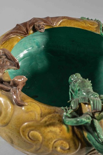 Grand brûle-parfum décoré d’un dragon et...
