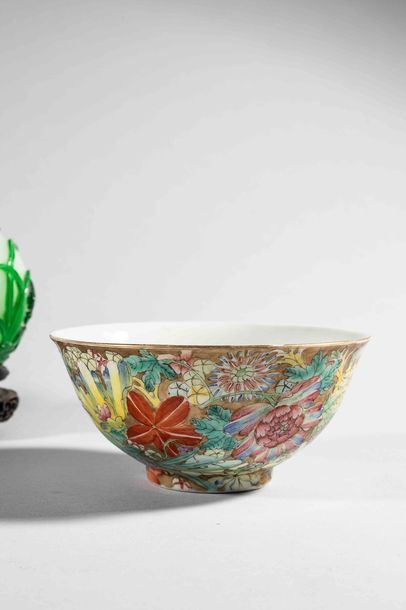 Paire de bols en porcelaine. A décor de mille...