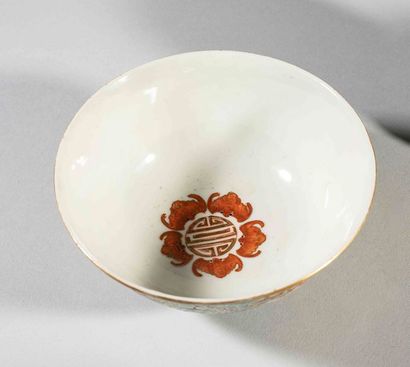 Paire de bols en porcelaine. A décor de mille...