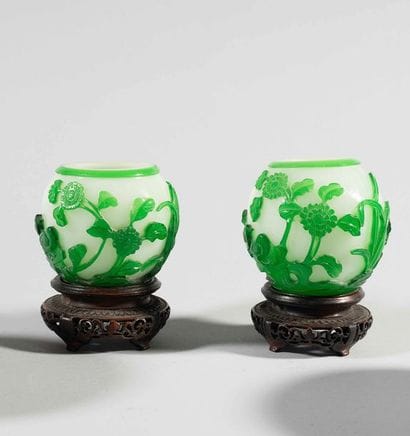 Paire de petits pots en verre de Pékin.

XXe...