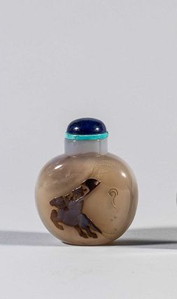 Tabatière en agate. A décor d’un cavalier...
