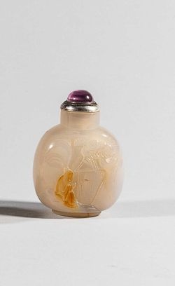 Tabatière en agate. A décor d’un sage assis...