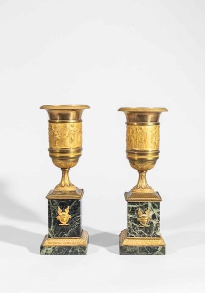 Paire de vases en bronze ciselé et doré d’époque...